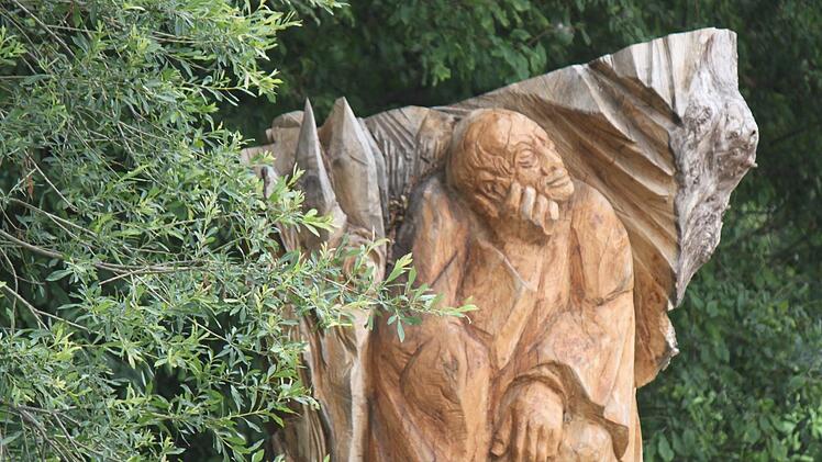 Holzskulptur von Heinz Hubert Günther am Pilgerweg bei SchönbrunnMatthias Einwag