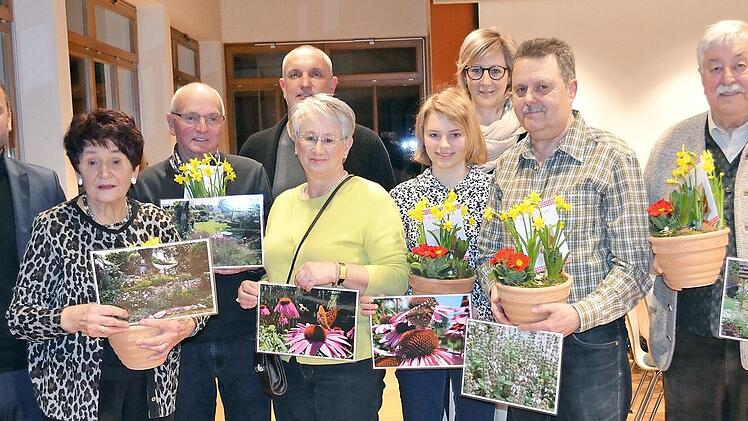 Ehrung der Hobbyfotografen: Bürgermeister Martin Finzel, Gudrun Thaus, Horst und Ingeborg Hennig, Ann-Kathrin und Helmut Häussler sowie Rudolf Mages (von links); hinten die Jurymitglieder Mike Gallinsky und Jennifer Menzel  Foto: Gabi Bertram