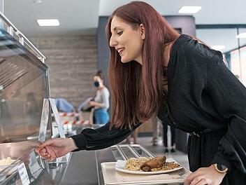 Dank eines neuen Ausgabesystems können nun Wartezeiten bei der Essensausgabe deutlich verringert werden.  Fotos: Benjamin Herges/Universität Bamberg
