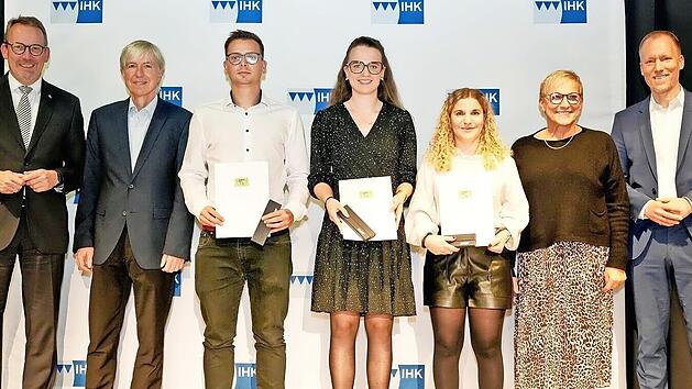 IHK-Hauptgeschäftsführer Wolfram Brehm, der oberfränkische Regierungsvizepräsident Thomas Engel (v. l.) sowie IHK-Vizepräsident Michael Bitzinger und die stellvertretende Landrätin Rosi Kraus (v.r.) gratulierten den Meisterpreisträgern (v. l.) Jan...