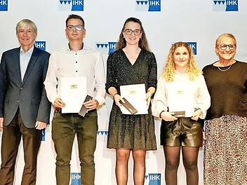 IHK-Hauptgeschäftsführer Wolfram Brehm, der oberfränkische Regierungsvizepräsident Thomas Engel (v. l.) sowie IHK-Vizepräsident Michael Bitzinger und die stellvertretende Landrätin Rosi Kraus (v.r.) gratulierten den Meisterpreisträgern (v. l.) Jan...