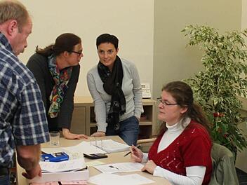 In der Verwaltung wurden die Stimmzettel ausgezählt und die nötigen Formalitäten erfüllt. Foto: Heike Beudert