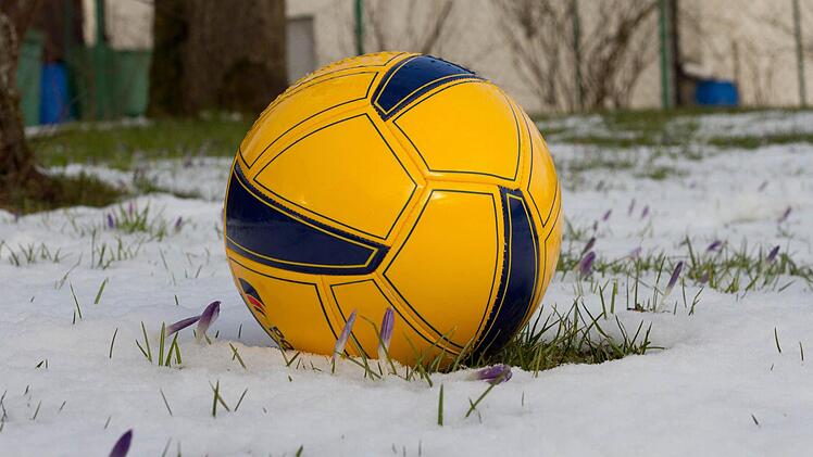Durch die Schneefälle der letzten Tage finden auch in der Fußball-Bezirksliga Oberfranken Ost und in der Landesliga Nordost kaum Spiele statt.   Foto: Heinrich Weiß