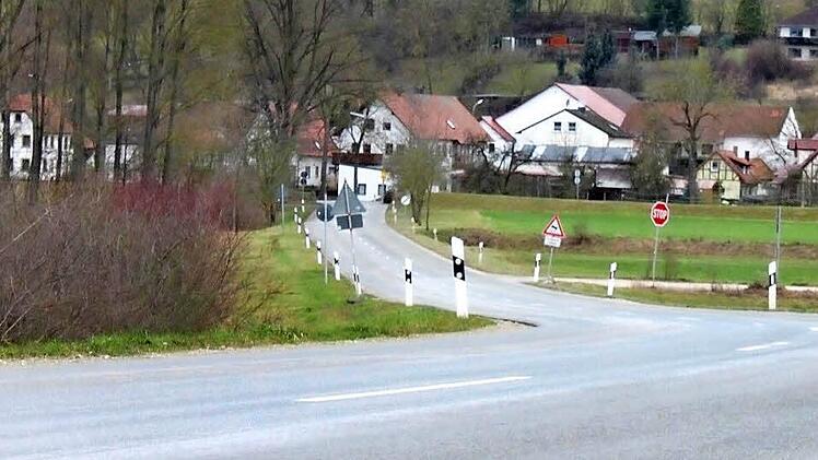 Die Straße von Wiesen nach Unterzettlitz wird regelmäßig vom Main überflutet. Foto: Archiv