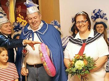 Sechserrat Ludwig Bock (links) bei der Inthronisation des neuen Prinzenpaares Thomas II. und Andrea I. mit ihren Zwillingen Ines (links) und Moritz (rechts), die zunächst spaßeshalber als viel zu junges Prinzenpaar vorgestellt worden waren.  Fotos: Günther Geiling