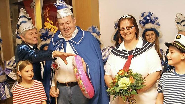 Sechserrat Ludwig Bock (links) bei der Inthronisation des neuen Prinzenpaares Thomas II. und Andrea I. mit ihren Zwillingen Ines (links) und Moritz (rechts), die zunächst spaßeshalber als viel zu junges Prinzenpaar vorgestellt worden waren.  Fotos: Günther Geiling