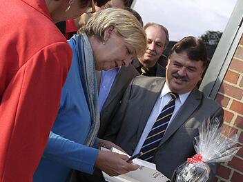 Auf Du und Du mit den Politgrößen: Landrat Klaus Peter Söllner sucht immer wieder den Kontakt zu Vertretern der Politik. Dabei traf er im Sommer unter anderem mit NRW-Ministerpräsidentin Hannelore Kraft zusammen, die Söllner im Neuenmarkter Dampflokmuseum willkommen hieß. Foto: Jochen Nützel