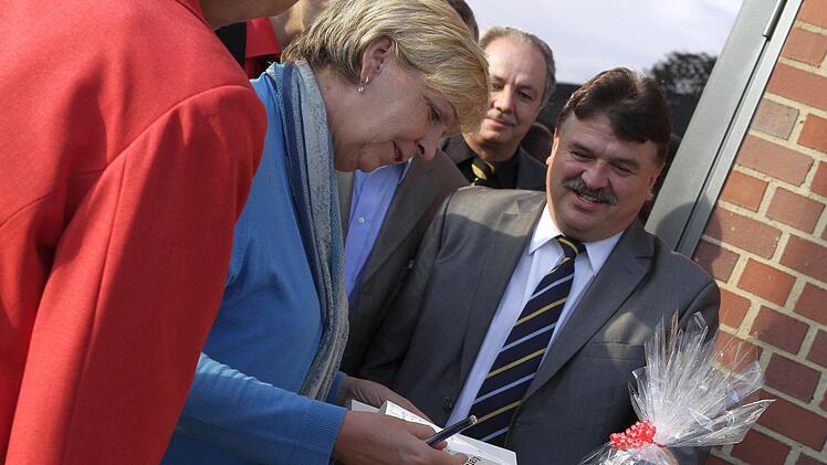 Auf Du und Du mit den Politgrößen: Landrat Klaus Peter Söllner sucht immer wieder den Kontakt zu Vertretern der Politik. Dabei traf er im Sommer unter anderem mit NRW-Ministerpräsidentin Hannelore Kraft zusammen, die Söllner im Neuenmarkter Dampflokmuseum willkommen hieß. Foto: Jochen Nützel