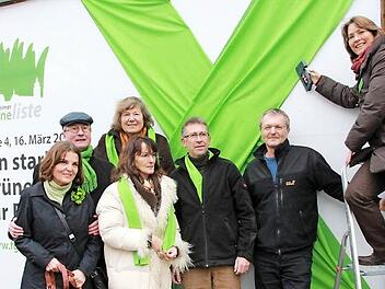 Für die Forchheimer Grüne Liste (FGL) in den Stadtrat wollen unter anderem (v. l.): Carola Limley (Platz 9), Edwin Mayer (Platz 2), Edith Fießer(Platz 5), Fabiola Reges-Huber (Platz 23), Emmerich Huber (Platz 6), Gerhard Meixner (Platz 4) und Annette Prechtel (Platz 1).  Foto: J. Hofbauer