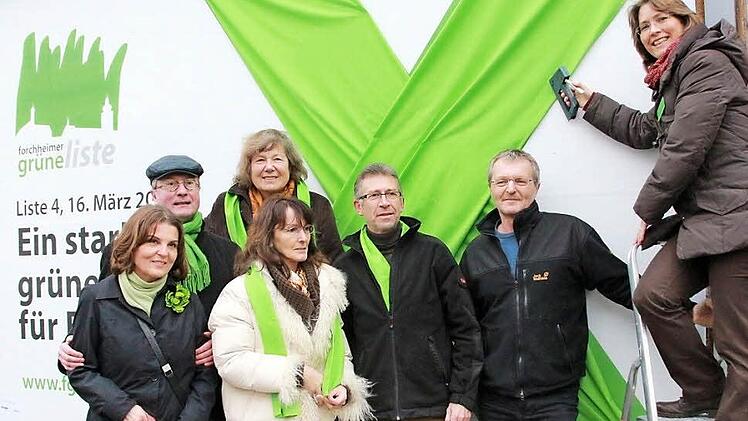 Für die Forchheimer Grüne Liste (FGL) in den Stadtrat wollen unter anderem (v. l.): Carola Limley (Platz 9), Edwin Mayer (Platz 2), Edith Fießer(Platz 5), Fabiola Reges-Huber (Platz 23), Emmerich Huber (Platz 6), Gerhard Meixner (Platz 4) und Annette Prechtel (Platz 1).  Foto: J. Hofbauer