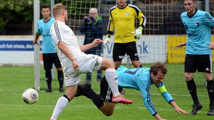 Florian Clausnitzer und die SpVgg Jahn Forchheim sind gegen den FSV Erlangen-Bruck außer Tritt gekommen: Nach einer 2:0-Führung zur Halbzeit kassierte der Spitzenreiter in der Nachspielzeit noch den 2:2-Ausgleich. Foto: Dirk Meier