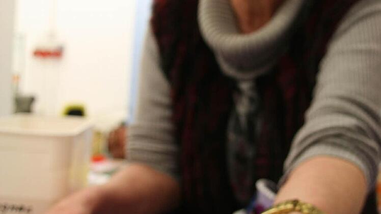 Bis zu 900 Paletten zieren den Mantel, den die 14 Damen des Weiberballetts in der Session tragen werden, erklärt Inge Stöcker. Sie werden einzeln aufgenäht - nachdem sie zuvor noch mit einer Perle zusammengefügt worden sind. Foto: Matthias Beetz