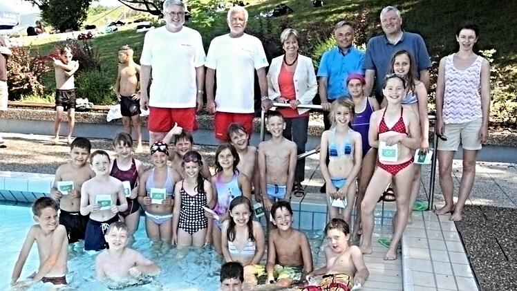 Die Klasse 3d hatte am erfolgreichsten an der Aktion "Sichere Schwimmer" teilgenommen und wurde mit Taucherbrille und Wasserball belohnt. Darüber freuen sich (hinten von links): DLRG-Vorsitzender Rudi Rath, sein Vertreter Klaus Bayersdorfer, Schulamtsdirektorin Ulrike Brech, Lothar Zachmann von der AOK Schweinfurt, Bürgermeister Jürgen Hennemann und stellvertretende Klassenleiterin Silke Klose. Fotos: Helmut Will