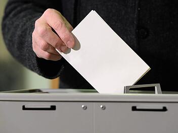 Die Landratswahl wird dafür sorgen, dass die Bürger entweder in Marktrodach oder in Steinbach am Wald nochmals an die Wahlurne müssen. Foto: Felix Kästle/dpa