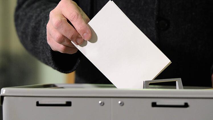 Die Landratswahl wird dafür sorgen, dass die Bürger entweder in Marktrodach oder in Steinbach am Wald nochmals an die Wahlurne müssen. Foto: Felix Kästle/dpa