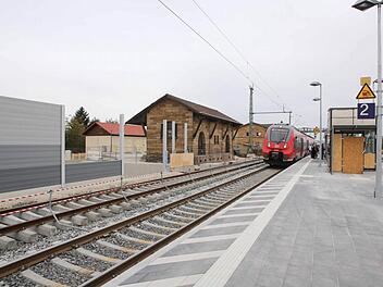 Rund um das alte Bahnhofsgebäude ist der Breitengüßbacher Bahnhof modernisiert worden. Links sind die noch nicht vollendeten Lärmschutzwände zu sehen, rechts ein neuer Aufzugsschacht. Die Aufzüge werden erst im Dezember geliefert. Fotos: RiegerPress / Ronald Rinklef