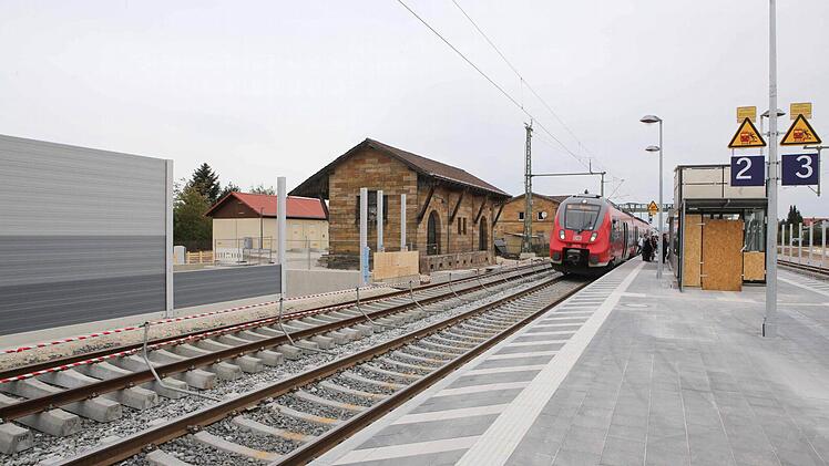 Rund um das alte Bahnhofsgebäude ist der Breitengüßbacher Bahnhof modernisiert worden. Links sind die noch nicht vollendeten Lärmschutzwände zu sehen, rechts ein neuer Aufzugsschacht. Die Aufzüge werden erst im Dezember geliefert. Fotos: RiegerPress / Ronald Rinklef