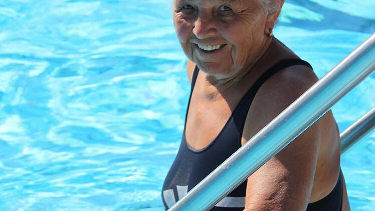 Marianne Deschan beim Einstieg ins Becken Foto: Alexandra Kemnitzer