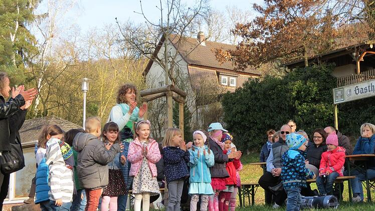 Die Kinder vom Euerdorfer Kindergarten begrüßen die neuen Bäume musikalisch. Foto: Doris Bauer