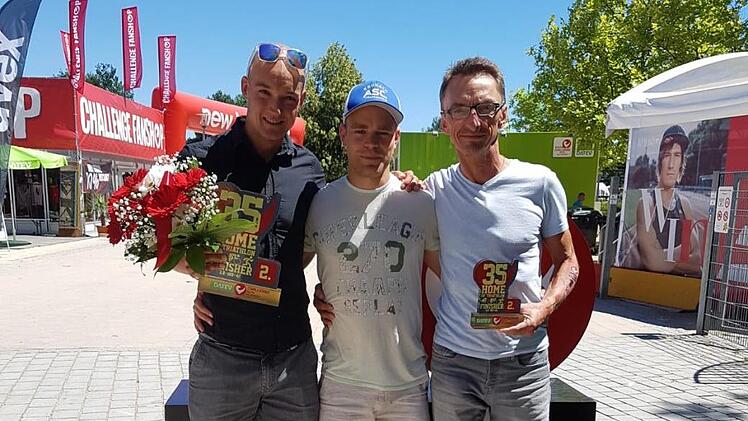Früher für den ASC Kronach-Frankenwald am Start gewesen, feierten am Montag (von links) Andreas Dreitz, der Kronacher Philipp Stadter (Gesamt-18. und Sieger der Altersklasse 25) sowie Thomas Geiger (Zweiter der AK 55) nach der Siegerehrung ein Wiedersehen. Foto: pr