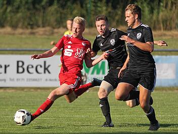Die Sonnefelder Dustin Krämer (Mitte) und Eugen Wandrai (rechts) wollen auch heute dem FC Coburg um Leonhard Scheler (mit Ball) das Leben schwer machen.  Foto: Lisa Hümmer