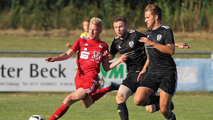 Die Sonnefelder Dustin Krämer (Mitte) und Eugen Wandrai (rechts) wollen auch heute dem FC Coburg um Leonhard Scheler (mit Ball) das Leben schwer machen.  Foto: Lisa Hümmer