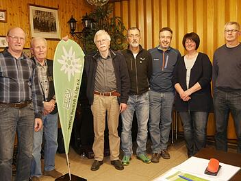 Der neu gewählte Vereinsvorstand der Sektion Neustadt im  DAV (von links): Uli Nußpickel (Zeug- und Bergsteigerwart), Schatzmeister Volker  Bräutigam, Schriftführer Martin Renner, Vorsitzender Thomas Weitz, 2.  Vorsitzender Michael Welsch sowie die Beisitzer Moni Jentsch und Lutz  Drenkhard Foto: Manja von Nida
