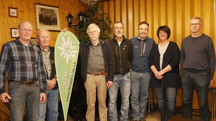 Der neu gewählte Vereinsvorstand der Sektion Neustadt im  DAV (von links): Uli Nußpickel (Zeug- und Bergsteigerwart), Schatzmeister Volker  Bräutigam, Schriftführer Martin Renner, Vorsitzender Thomas Weitz, 2.  Vorsitzender Michael Welsch sowie die Beisitzer Moni Jentsch und Lutz  Drenkhard Foto: Manja von Nida