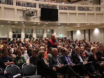 Heftig diskutiert wurde in der Kulmbacher Dr.-Stammberger-Halle.Foto: Jochen Nützel