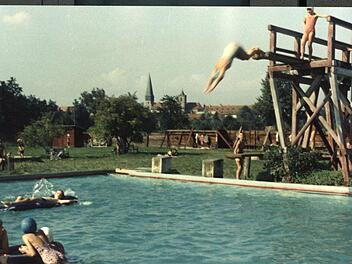 Sprung ins kühle Nass des Sommerschwimmbades: Der morsche Sprungturm aus Holz wurde 1961 ersetzt. Archiv