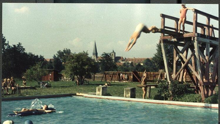 Sprung ins kühle Nass des Sommerschwimmbades: Der morsche Sprungturm aus Holz wurde 1961 ersetzt. Archiv