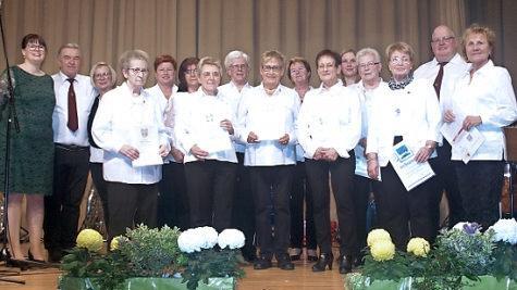 Diese Männer und Frauen sind seit vielen Jahren aktive Sänger und wurden dafür geehrt. Mit im Bild Jeannette Heyder (links), Ulrike Müller (Dritte von links) und Uwe Eger (Zweiter von von rechts)