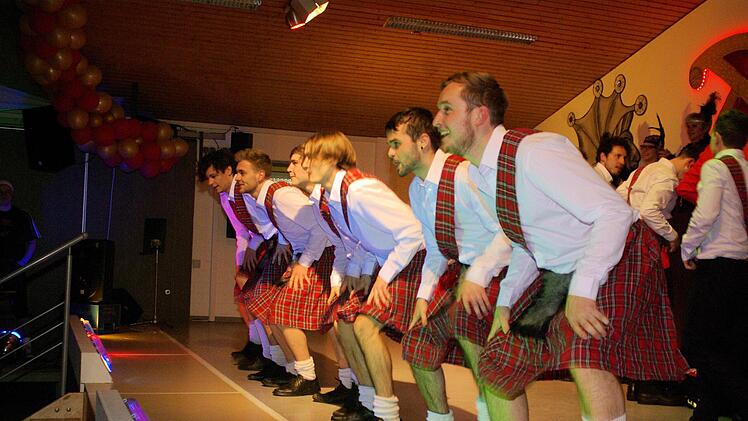 Das Männerballett Burkardroth rockte als "Beefeater" und wilde Schotten.  Foto: Winfried Ehling
