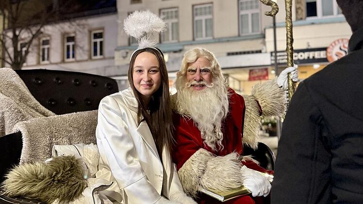 Hof sucht Christkind 2025: Erster Auftritt bei der Weihnachtsmarkt-Er&ouml;ffnung