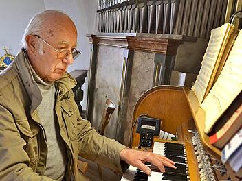 Theo Haas ist ein Urgestein an der Pretzfelder Orgel: Er greift hier seit 62 Jahren in die Tasten. Foto: Wilfried Roppelt