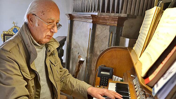 Theo Haas ist ein Urgestein an der Pretzfelder Orgel: Er greift hier seit 62 Jahren in die Tasten. Foto: Wilfried Roppelt