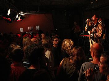 Fast so wie es immer war: Im ehemaligen Morphclub spielte am Samstag die Wiener Band "Wanda" und die Menge tanzte.  Foto: sem