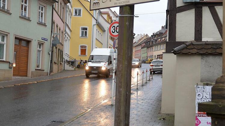 Der Stammplatz des Landsknechts über den Hotelwegweisern soll die längste Zeit leer gewesen sein.Foto: Ronald Rinklef