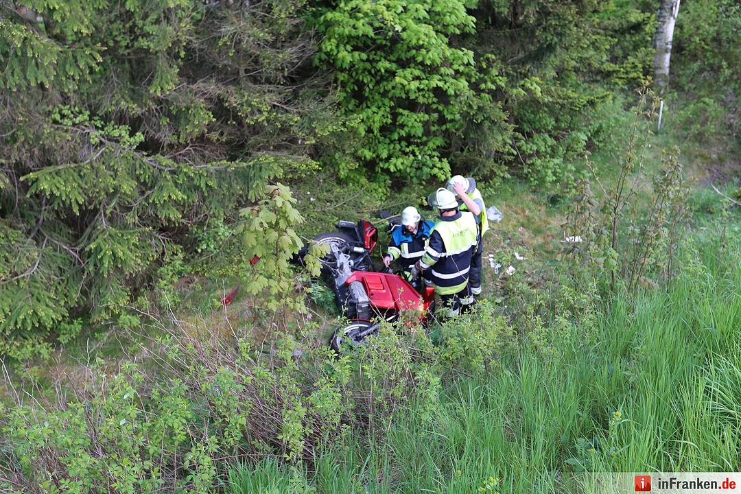 Motorradfahrer kommt von Fahrbahn ab und stuerzt Boeschung hinab