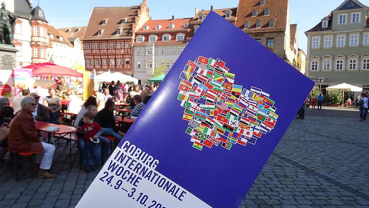 Reger Besuch bei der Auftaktveranstaltung zur "Internationalen Woche" auf dem Markt Foto: Jochen Berger