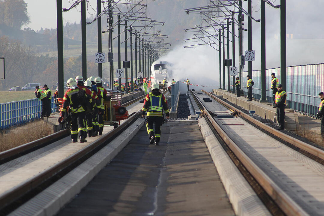 Coburg: Üben für den Ernstfall – Rettungskräfte und Statisten stellen ICE-Katastrophe nach
