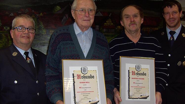 Langjährige verdiente Mitglieder wurden bei der FFW Wittershausen geehrt: Stolze 65 Jahre gehört Eugen Sell (Zweiter von links) der Wehr an. Auf ein halbes Jahrhundert kann Manfred Schumm (Dritter von links) als treues Mitglied bei den Wittershäuser Floriansjünger zurückblicken. Es gratulierten die Vorstände Lothar Sell (links) und Peter Sell (rechts).  Udo Sell