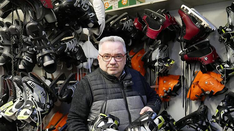 Geschäftsführer Ralph Kiesel zeigt die neuen Leihschuhe, die der Verein in dieser Saison angeschafft hat.Heike Beudert