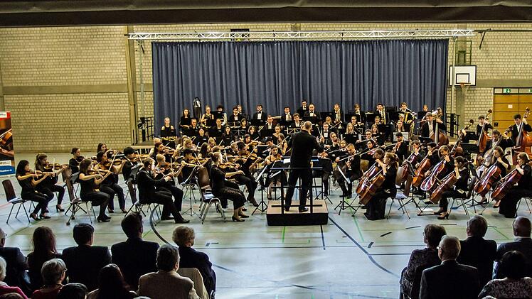 Begeisterten Beifall gab es beim Gastspiel des Jugendsymphonieorchesters Oberfranken in der Frankenhalle Neustadt. Umjubelte Solistin unter der Leitung von Till Fabian Weser war die junge Hornistin Sophia Reuter.Foto: Jochen Berger