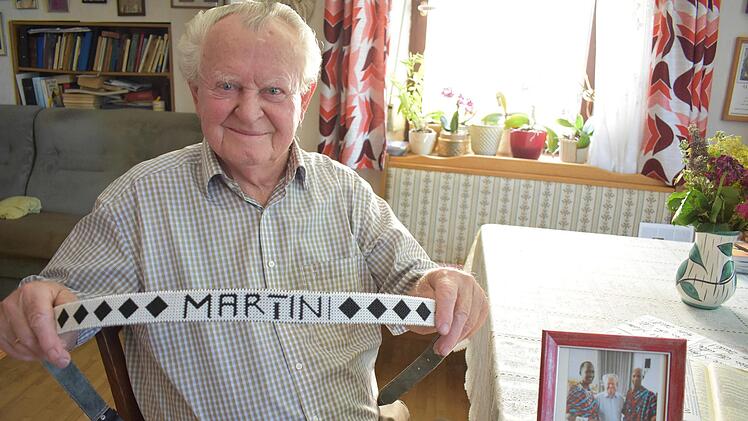 Martin Merz zeigt er einen Gürtel,  den Massai-Frauen für ihn angefertigt haben. Foto: privat