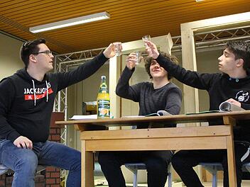 Die drei Physiker  Newton, Möbius und Einstein stoßen in einer Nervenheilanstalt an. Die Schulferien nutzen die Schüler für ihre Proben.  Foto: Julia Raab