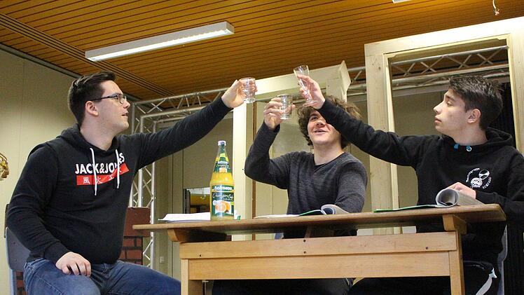 Die drei Physiker  Newton, Möbius und Einstein stoßen in einer Nervenheilanstalt an. Die Schulferien nutzen die Schüler für ihre Proben.  Foto: Julia Raab