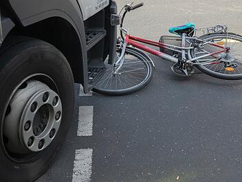 In Stegaurach hat sich ein Unfall zwischen einem Auto und einem Radfahrer ereignet. Der Autofahrer hat dem verletzten Jungen nach dem Unfall nicht geholfen, sondern ist weiter gefahren.
