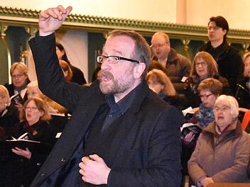 Christian Reitenspieß mit der Evangelischen Kantorei Kulmbach vor der Corona-Pandemie beim Adventssingen in der Petrikirche