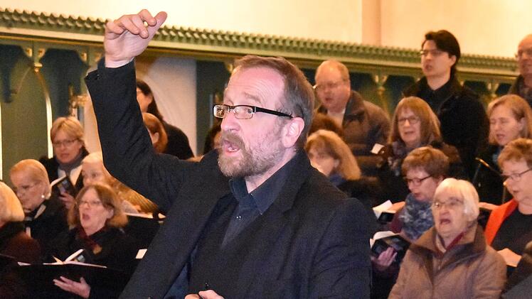 Christian Reitenspieß mit der Evangelischen Kantorei Kulmbach vor der Corona-Pandemie beim Adventssingen in der Petrikirche